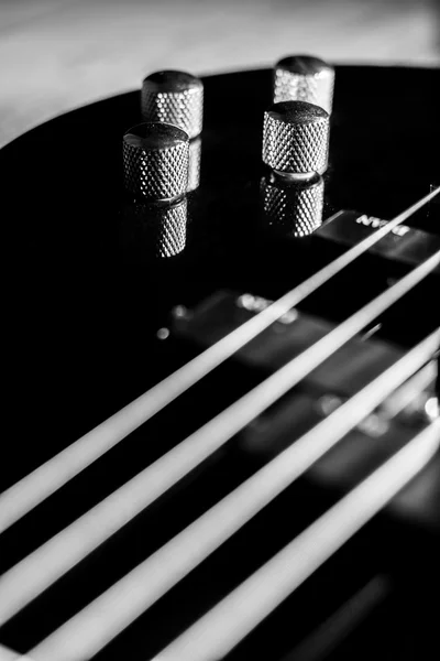 ギターをクラシックのブラック ベースの本体 — ストック写真