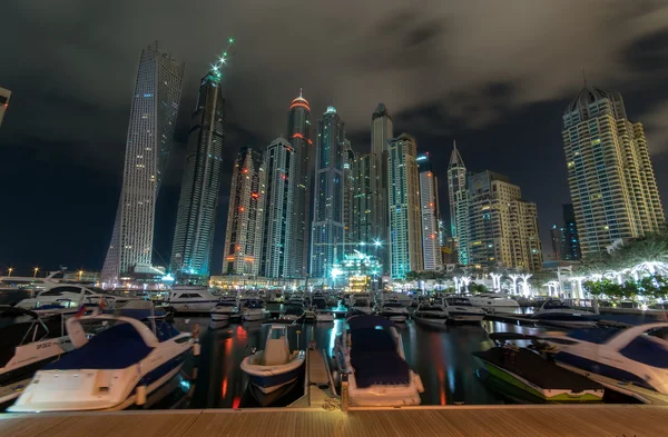 Dubai Marina v noci ve Spojených arabských emirátech — Stock fotografie