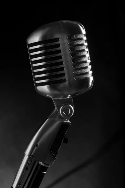 Microfone vintage em fundo preto — Fotografia de Stock