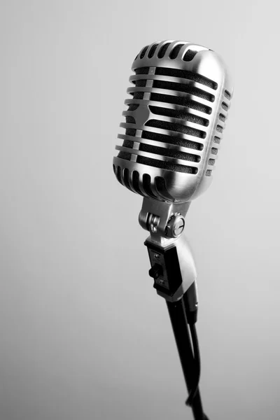 Beyaz arkaplanda klasik mikrofon — Stok fotoğraf