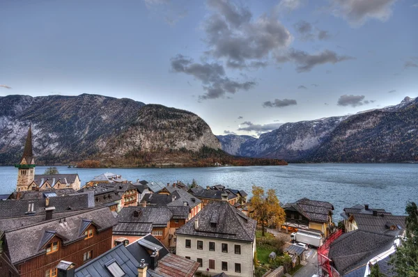 Krásná vesnička Hallstatt na straně jezera Alp. — Stock fotografie