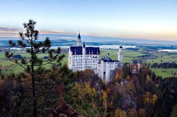 Castelo de Neuschwanstein perto de Munique, na Alemanha, em um dia de outono — Fotografia de Stock