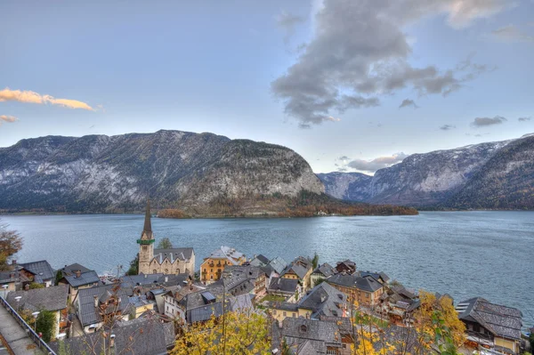 Mooi dorp van Hallstatt aan de zijkant van een meer in de Alp — Stockfoto