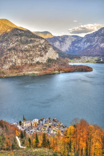 Mooi dorp van Hallstatt aan de zijkant van een meer in de Alp — Stockfoto