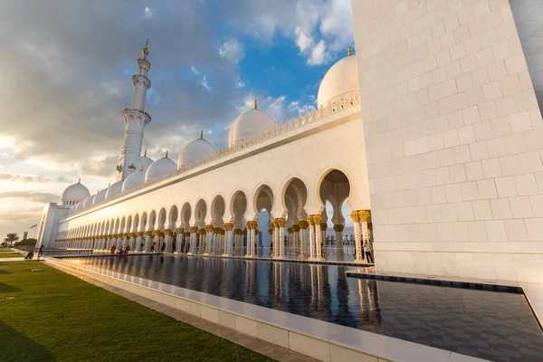ABU DHABI, Emiratos Árabes Unidos - 01 DE FEBRERO: Mezquita Sheikh Zayed, Abu Dha — Foto de Stock