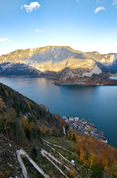 Bela aldeia de Hallstatt ao lado de um lago no Alp — Fotografia de Stock