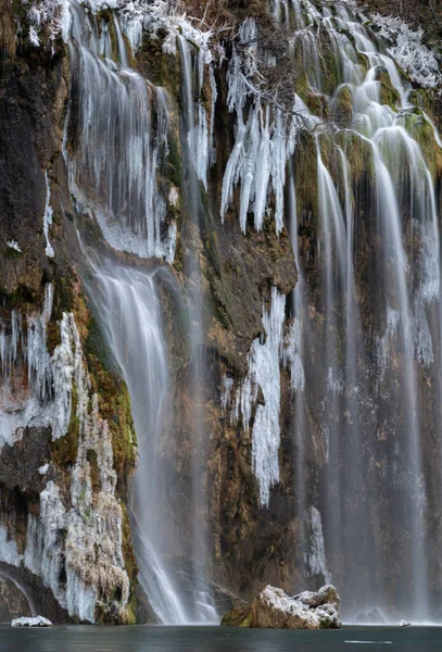 Mrożone wodospady w Parku Narodowym Plitvice, Chorwacja — Zdjęcie stockowe