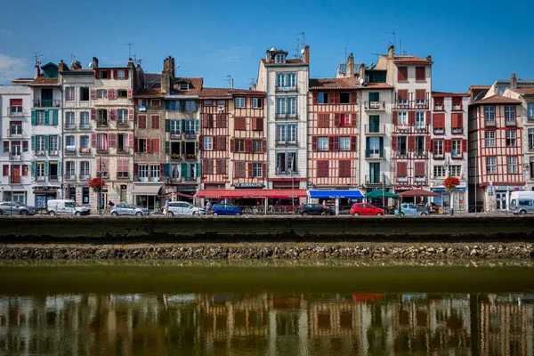 Traditionella fasader med färgglada fönster i Bayonne, Baskien, Frankrike Royaltyfria Stockbilder