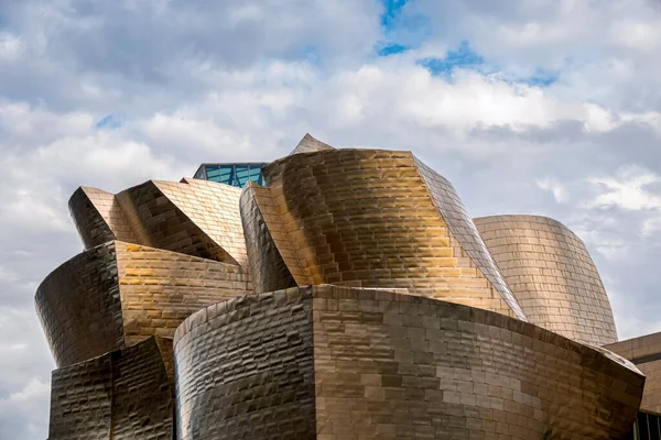BILBAO, SPANYOLORSZÁG - SZEPTEMBER 9, 2019: Részletes kilátás a Guggenheim Múzeum Bilbao, Biscay, Baszkföld, Spanyolország — Stock Fotó