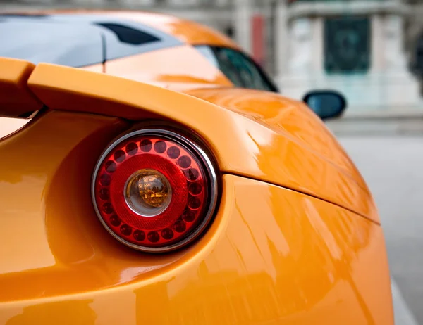 Achterzijde van een oranje sportwagen — Stockfoto