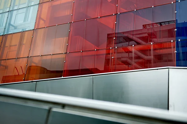 Edificio con vetro colorato — Foto Stock