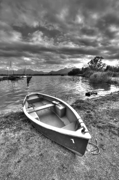 Човен на озеро Кімзее в Німеччині — стокове фото