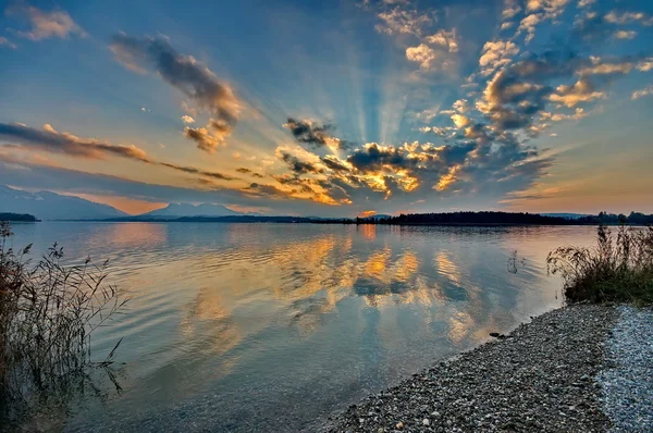 Pôr do sol no lago Chiemsee, na Alemanha — Fotografia de Stock