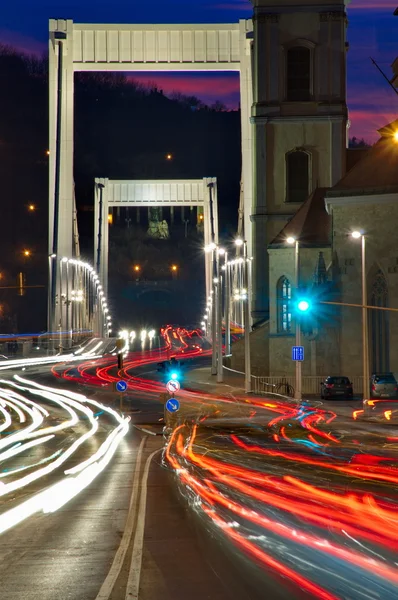 Provoz na mostě v noci v Budapešti, Maďarsko — Stock fotografie