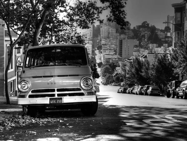 SAN FRANCISCO - OCTOBER 01: Old Dodge minivan on the streets of — Stock Photo, Image