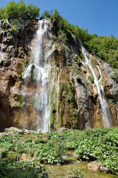 Den bigest vattenfallen (veliki slap) på pltvice sjöar i Kroatien — Stockfoto