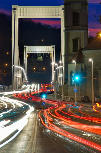 Tráfico en el puente por la noche en Budapest, Hungría —  Fotos de Stock