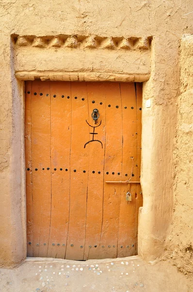 Old brown wooden door in Morocco — Stock Photo, Image