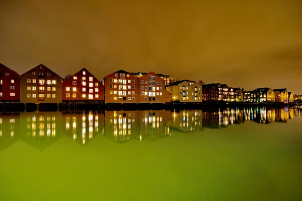 Casas na água à noite em Trondheim, Noruega — Fotografia de Stock