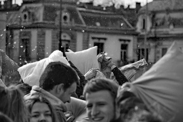 BUDAPEST, HUNGARY - APRIL 04:Pillow fight day on Heroes Square — Stock Photo, Image