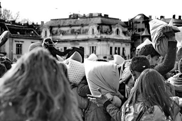 BUDAPEST, UNGHERIA - 04 APRILE: Giorno della battaglia dei cuscini in Piazza degli Eroi — Foto Stock
