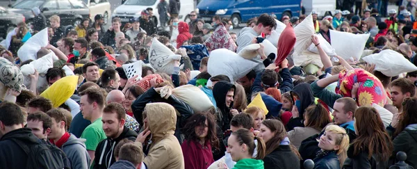 BUDAPEST, HUNGARY - APRIL 04:Pillow fight day on Heroes Square — Stock Photo, Image