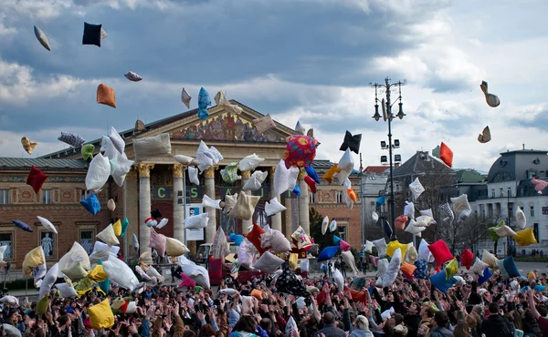 Budapest, Hongarije - April 04:Pillow strijd dag op Heroes Square — Stockfoto