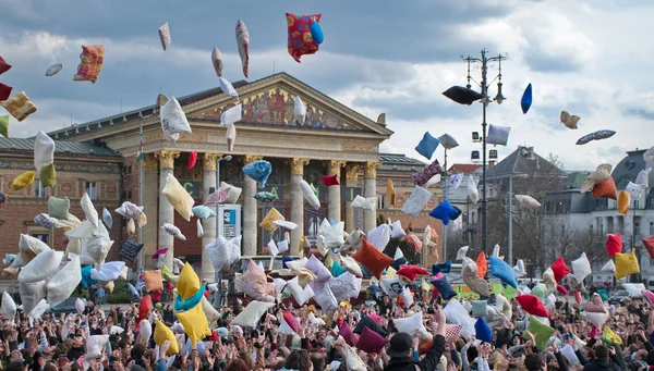 BUDAPEST, HUNGRIA - 04 de abril: Dia de luta de travesseiros na Praça dos Heróis — Fotografia de Stock