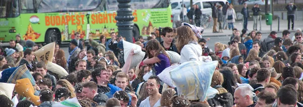 Budapest, Hongarije - April 04:Pillow strijd dag op Heroes Square — Stockfoto