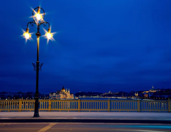 Město světla na mostu Margaret v Budapešti, Maďarsko — Stock fotografie