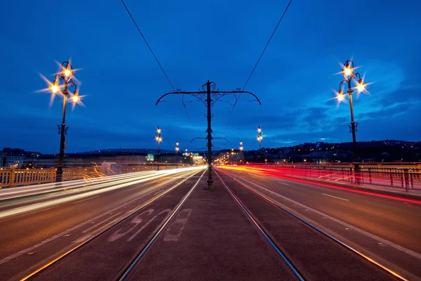 Luces de la ciudad en el puente Margaret en Budapest, Hungría —  Fotos de Stock