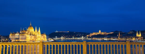 Parlamento de Hungría en Budapest por la noche —  Fotos de Stock