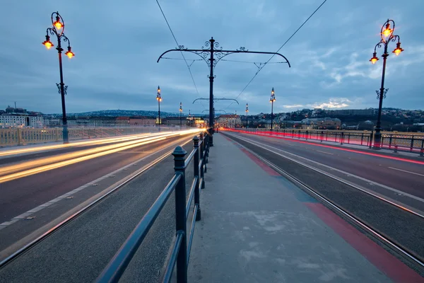Luces de la ciudad en el puente Margaret en Budapest, Hungría —  Fotos de Stock