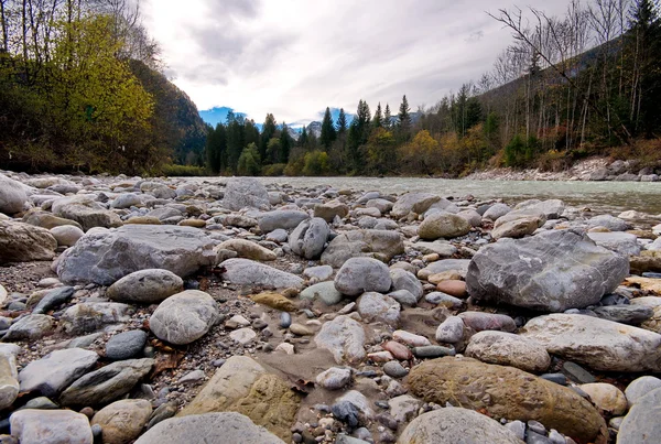 Stenar i den flödande floden vid bergen — Stockfoto