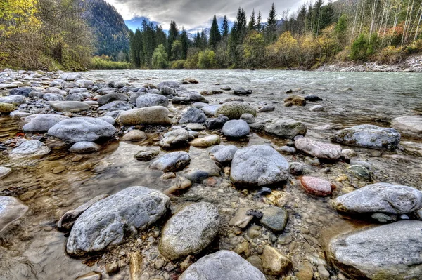 Rocce nel fiume che scorre in montagna — Foto Stock