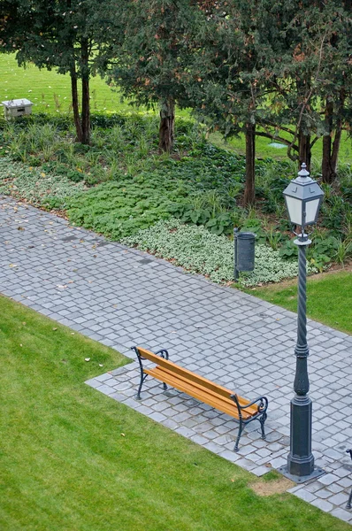 Bench in a green park — Stock Photo, Image