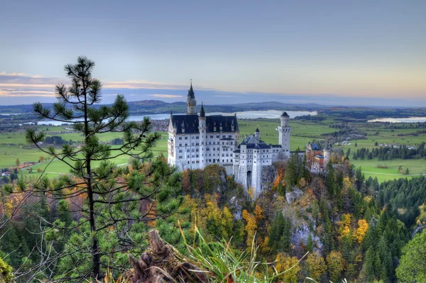 Castelo de Neuschwanstein perto de Munique, na Alemanha, em um dia de outono — Fotografia de Stock