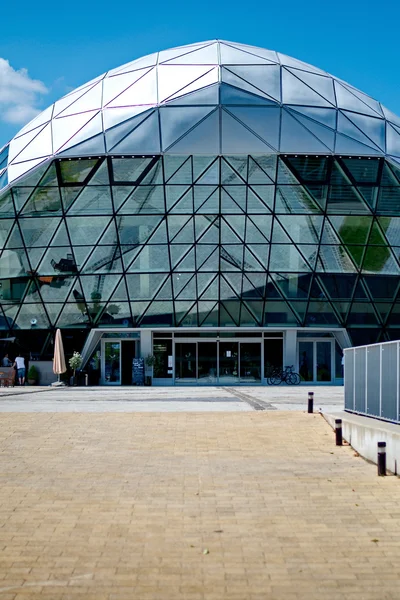 Budapest, Hungary - January 31, 2015: Modern whale shaped buildi — Stock Photo, Image