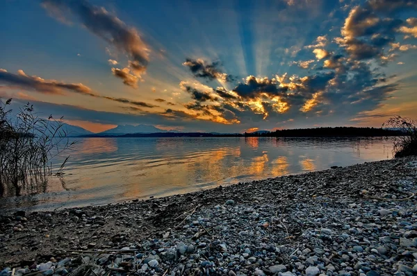 Pôr do sol no lago Chiemsee, na Alemanha — Fotografia de Stock