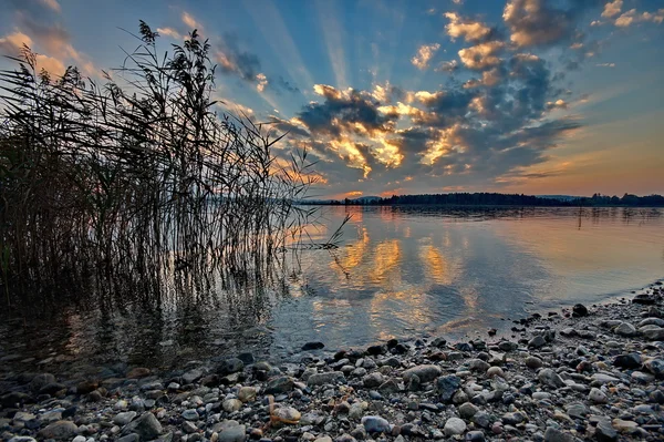 Puesta de sol en el lago Chiemsee en Alemania — Foto de Stock
