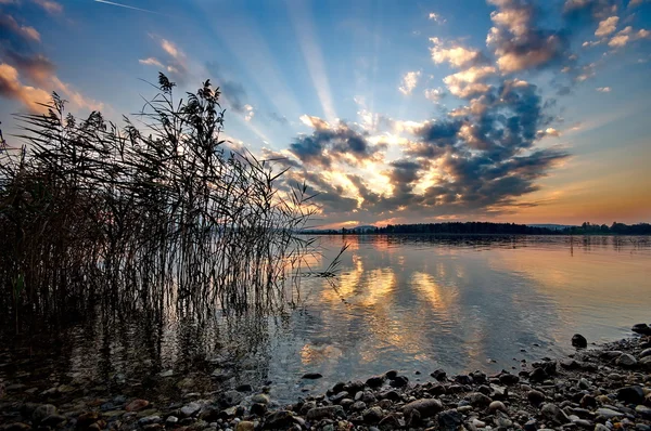 Pôr do sol no lago Chiemsee, na Alemanha — Fotografia de Stock