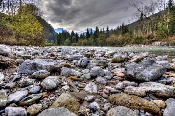 Rocce nel fiume che scorre in montagna — Foto Stock