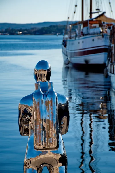 OSLO - 21 DE MARZO: Escultura contemporánea de un divergente en el harb de Oslo —  Fotos de Stock