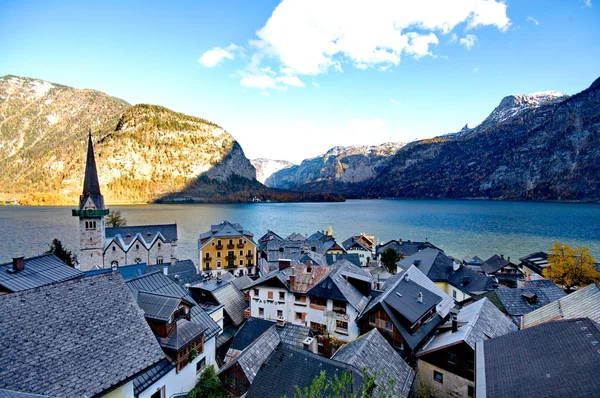 Bela aldeia de Hallstatt ao lado de um lago no Alp — Fotografia de Stock