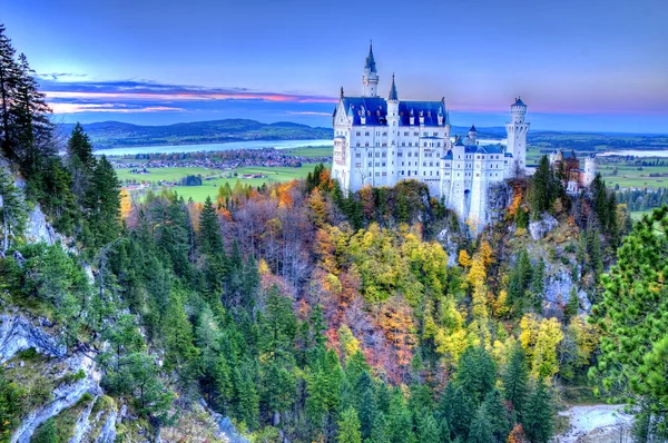 Castelo de Neuschwanstein perto de Munique, na Alemanha, em um dia de outono — Fotografia de Stock