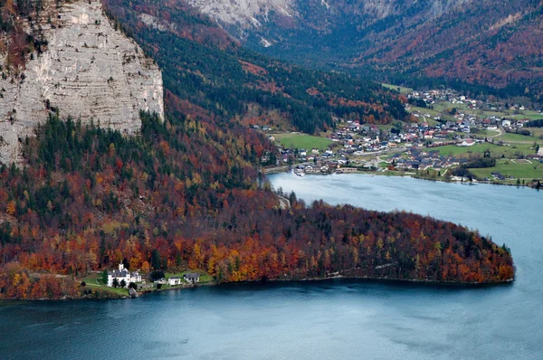 Bela aldeia de Hallstatt ao lado de um lago no Alp — Fotografia de Stock