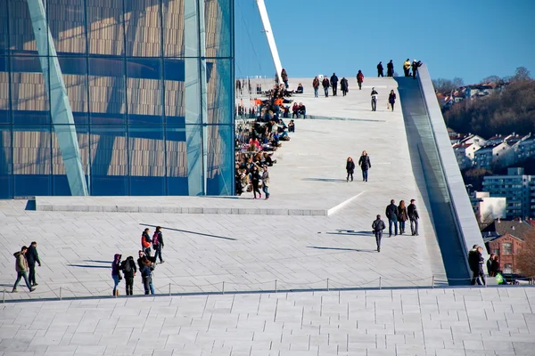 Oslo - 21 Mart: Oslo Opera Binası asılı insanlar — Stok fotoğraf