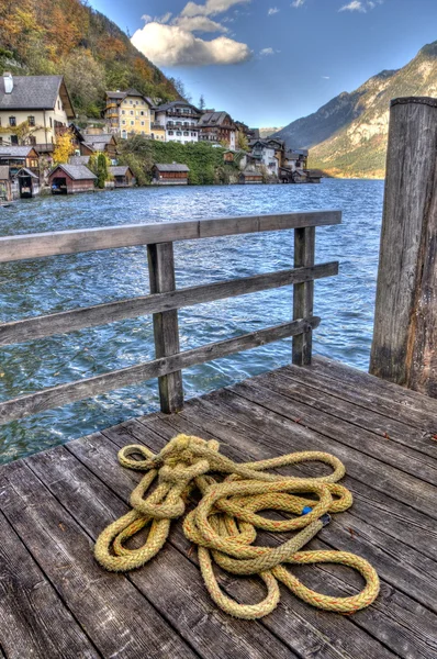 Bela aldeia de Hallstatt ao lado de um lago no Alp — Fotografia de Stock