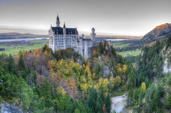 ปราสาท Neuschwanstein ใกล้ Munich ในเยอรมนีในวันฤดูใบไม้ร่วง — ภาพถ่ายสต็อก