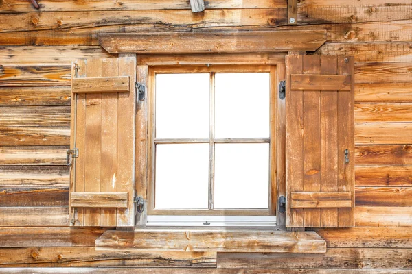 Ventana de una cabaña de montaña — Foto de Stock